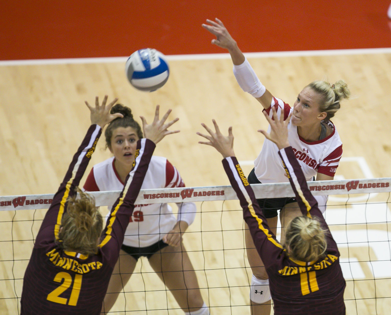 Kelli Bates, Badgers volleyball, Andy Manis photo